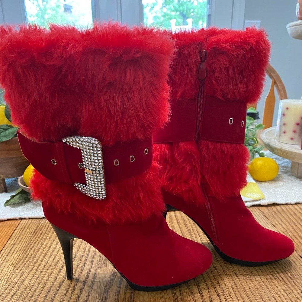 Selina Faux Fur Red Buckle Boot Size 6.5
Beautiful Selina Faux Fur, BRAND NEW!